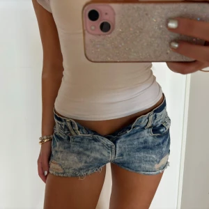 Lågmidjade vintage jeansshorts  - Såå snygga lågmidjade vintage jeansshorts! Jag är 168 och det är mina bilder, köp via köp nu direkt eller Swish, kvar tills markerad som såld. Midjemått på bilden   💖