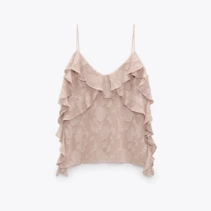 Rosa volangtop Zara - Säljer denna söta rosa volangtopp från Zara. Jättefin för sommaren både till fest och vardags! Köpt på Plick och i jättefint skick, inga defekter