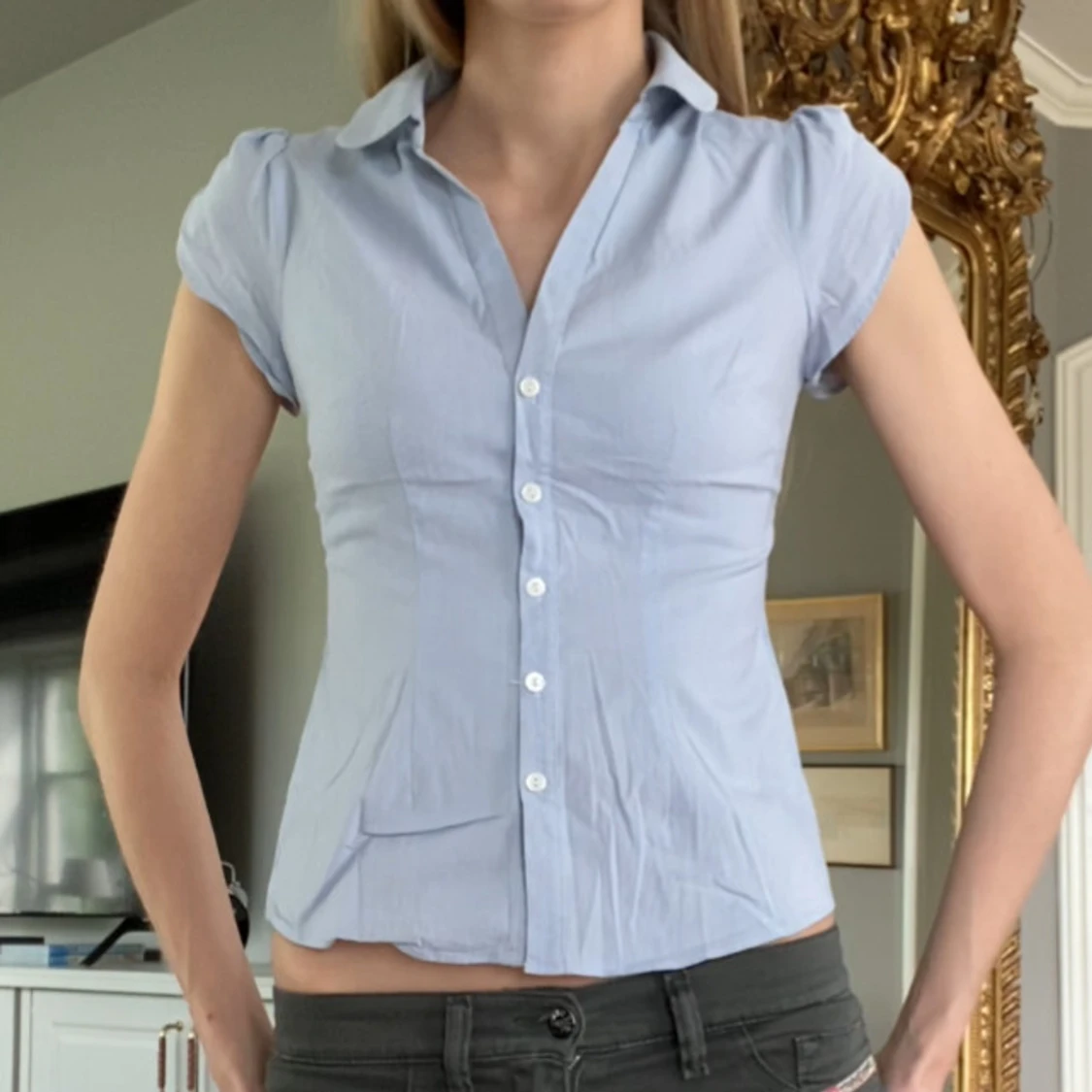 Ljusblå kortärmad blus med knappar - 1