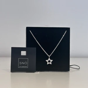 Halsband från SNÖ of Sweden - Säljer ett halsband i silver från SNÖ of Sweden. Halsbandet är aldrig använt! Köparen står för frakten!❤️