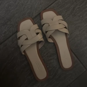 sandaler - helt nya typ aldrig använt, endast testat🙏 De är för stora för mig och går inte att lämna tillbaka så säljer istället. Originalpris är 299❤️