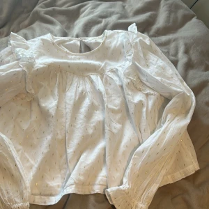 Guld detaljerad blus ifrån Gina - En guld detaljerad blus ifrån Gina tricot som inte har används eftersom den var för liten för mig, bra skick inga tecken på användning!💗