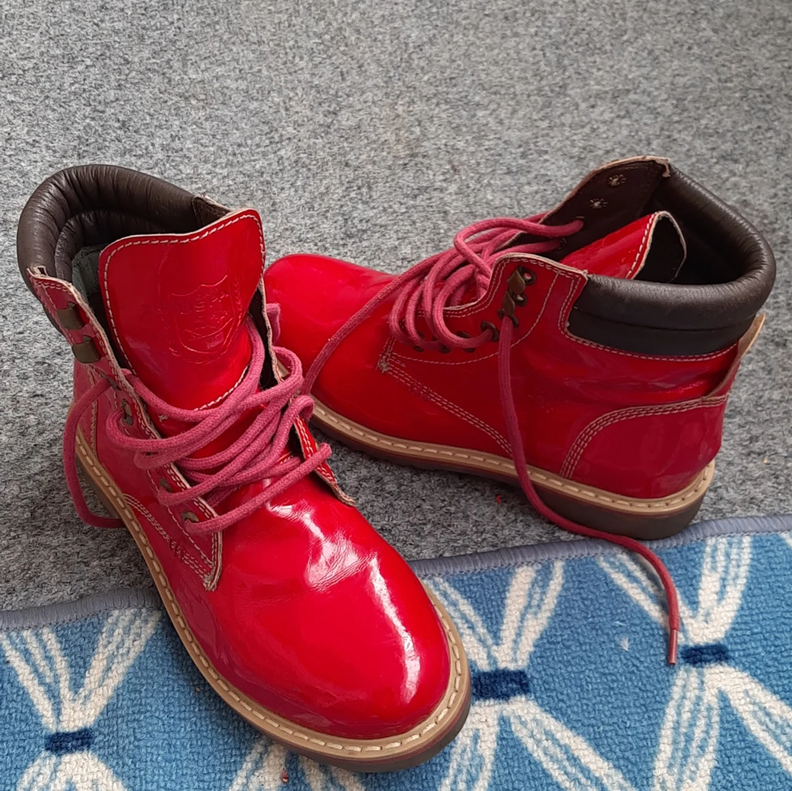 Röda lackade boots U.S.P.A med snörning