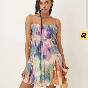 Färgglad miniklänning med blommönster - Superfin och somrig klänning ifrån asos som är slutsåld!! Helt ny och aldrig använd❤️❤️