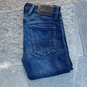 Replay anbass jeans - Snygga mörkblåa Replay anbass jeans. Storlek 27 30. Skicket är bra, men det finns tecken på att de är använda (bild 4&5), därav ett lägre pris. Nypris ca 1800kr, mitt pris 400 kr. Hör av dig vid minsta fundering.