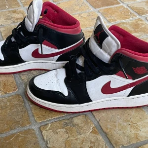 Air Jordan 1 Mid Gym Red Black White - Jättesköna Air Jordan 1 Mid Gym Red Black White, storlek 38,5. Har några defekter som crease fram, skav vid hälen inuti, slitningar under skon vid hälen, samt några missfärgningar här o där. Inget man tänker på när man bär de, men kan vara bra att veta. Annars superfina o välvårdade.   Köpta för ca 3200 kr för ett par år sen, mitt pris 1300, men går att diskutera vid snabb affär. Tryck ej på ”köp nu”!! Kontakta mig gärna innan om ni är intresserade, då jag har ute den på flera plattformar :)