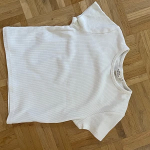 Vit ribbad t-shirt - En kortare t-shirt med ribbat tyg. Väldigt fin och bekväm, perfekt till sommaren💓