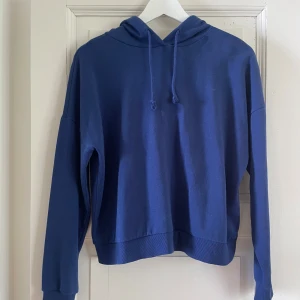 Blå hoodie - Skön hoodie som passar till de flesta tillfällen, i skolan/jobbet, ute en sommarkväll eller hemma i soffan. Färgen kan vara lite missvisande, tycker att den har lite starkare blå färg i verkligheten🩷