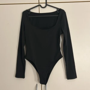 Body - Body från shein, aldrig använd! Går att ha som uringat eller som öppen rygg, tre knappar