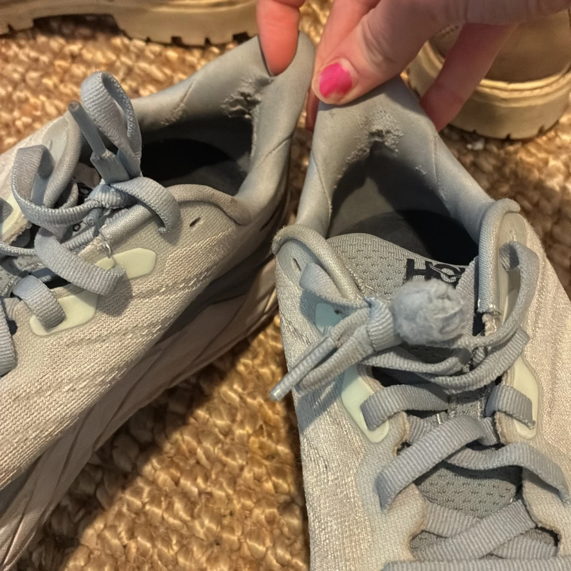 Ljusblå sneakers från Hoka  - 2