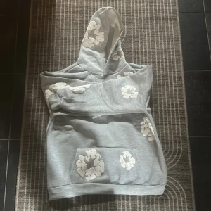 Denim hoddie - Säljer en denim hoodie, nyskick. 