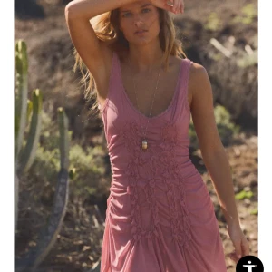 Rosa omlottklänning med volangdetaljer - Säljer denna underbart fina klänning från Zara då den tyvärr sitter lite för kort för min smak. Helt ny med prislappen på. Är vanligtvis en storlek S så skulle säga att M absolut funkar om du brukar ha storlek S. Den är i ganska stretchiga material som sätter sig så fint efter din kroppsform. 