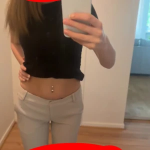 Low waist kostym byxor  - Jätte eleganta low waist kostym byxor från bikbok. Använda en gång men säljer pågrund av färgen. 