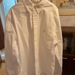 Vit skjorta från Ralph Lauren - Klassisk vit skjorta från Ralph Lauren i bra skick utan några hål eller fläckar. Storlek s men sitter som xs, passa någon som är runt 173