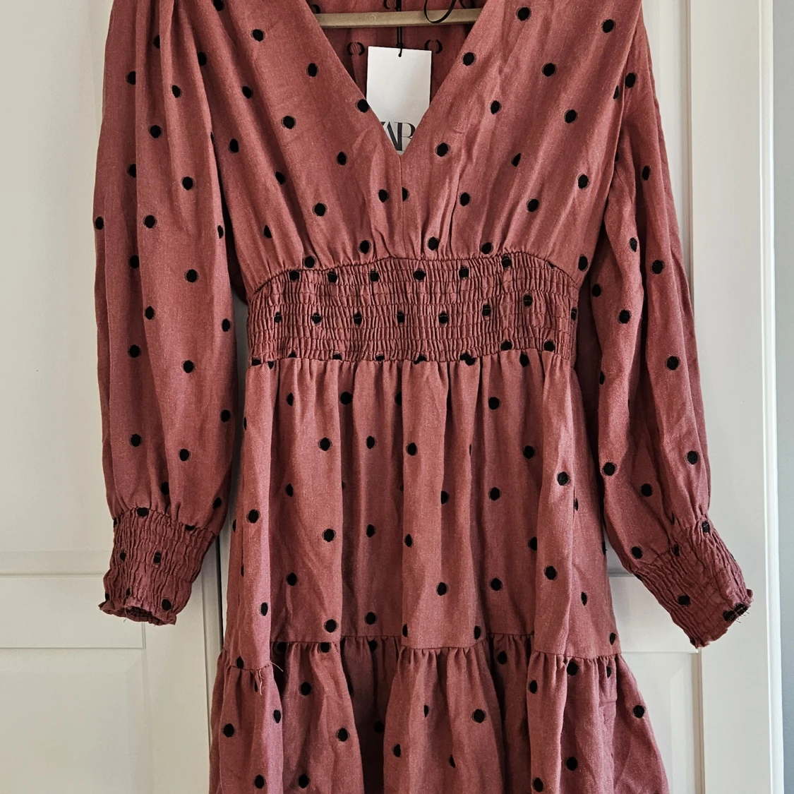 Rosa/röd prickig klänning från Zara - 1