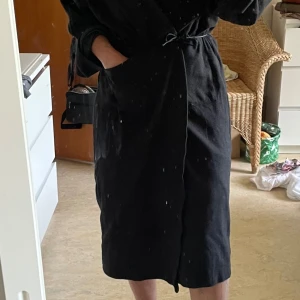 Svart lång tun  kappa från Yoins - Säljer en svart lång tunn  kappa från Yoins med öppen front och två fickor. Den är bra varm för sommaren .Modellen är rak och har långa ärmar. Perfekt för lager-på-lager och enkel att styla till olika outfits.