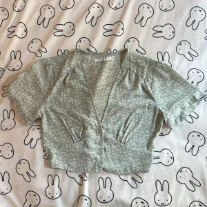 Blommig blus - Ljusgrön croppad blus från NA-KD. Knappt använd 🩷