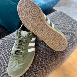 Adidas Samba reflective pack - Måttligt använda samaba i udda och snyggt utförande. Läs mer här https://www.farfetch.com/se/shopping/men/adidas/items.aspx