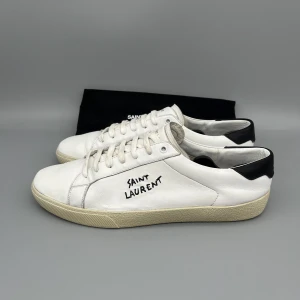 Saint Laurent SL/06 Court | 45 - • Skorna är sparsamt använda och i bra skick  • Storlek: 45 (PASSAR 45.5-46)  • Färg: Vitt läder  • Nypris i butik: 7200SEK  • Dustbag medföljer
