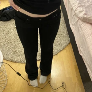 Lågmidjade/mid bootcut jeans - Jätte fina lågmidjade jeans från zara som är använda ca 2 gånger. Säljer då jag inte längre gillar dom🩷