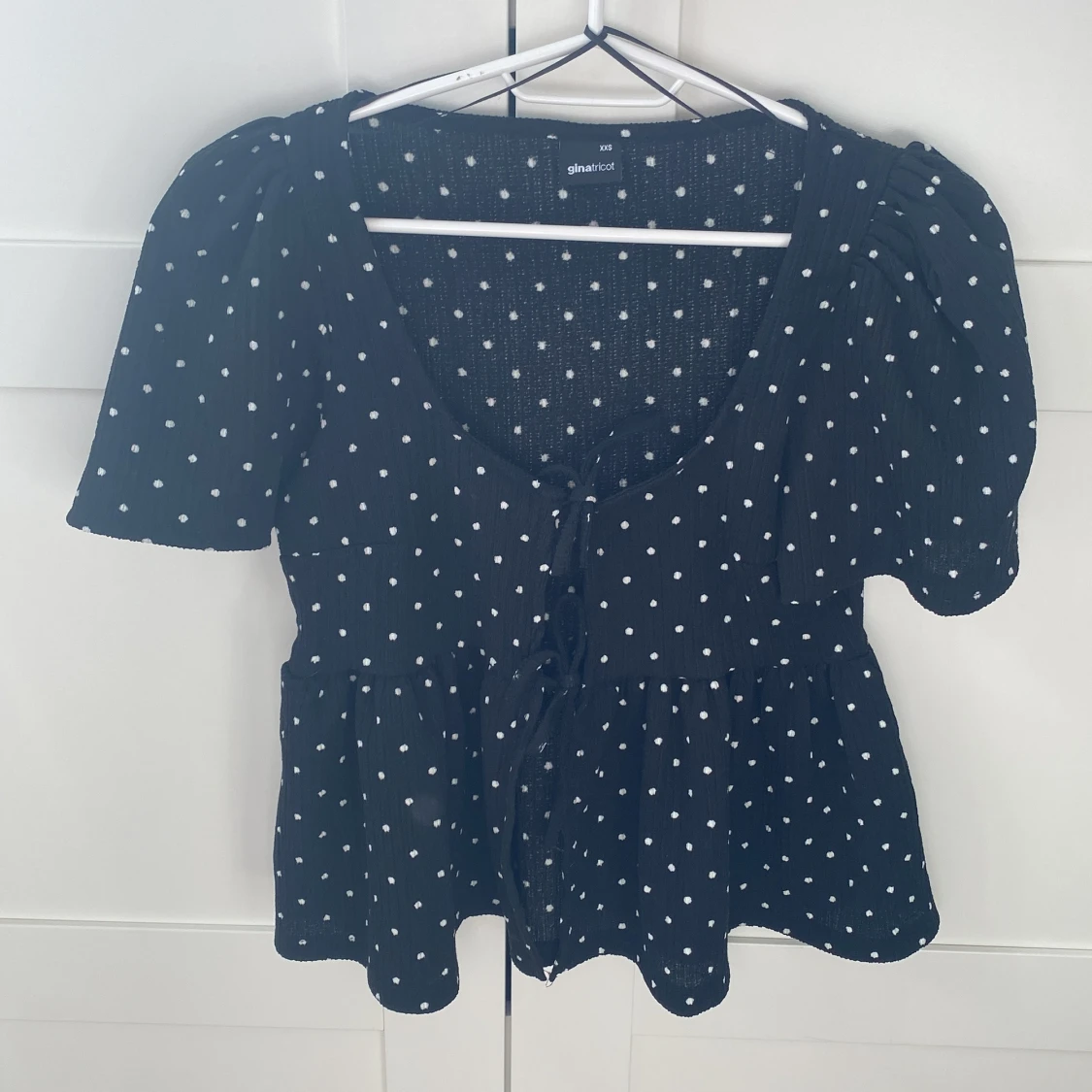 Svart prickig blus från Gina Tricot