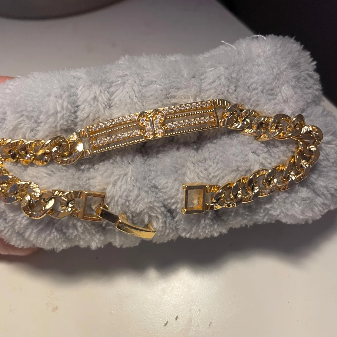 Guldfärgat armband med fjärilsdetalj - 3