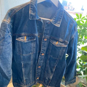 Jeansjacka - Har praktiska fickor på bröstet, i sidorna och inuti. Storleken är XXS, men väldigt oversized och passar XS-M. 
