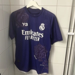 Real madrid 3e tröja 2023/24 - Real madrids 3e tröja från säsong 2023/24. Oanvänd, passar strl S.
