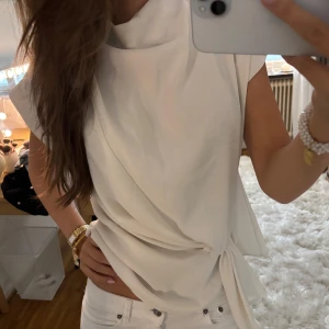 Vit omlottopp med knytband - Snygg topp!! Har tyvärr fullt i garderoben💕💕Passar S och xs