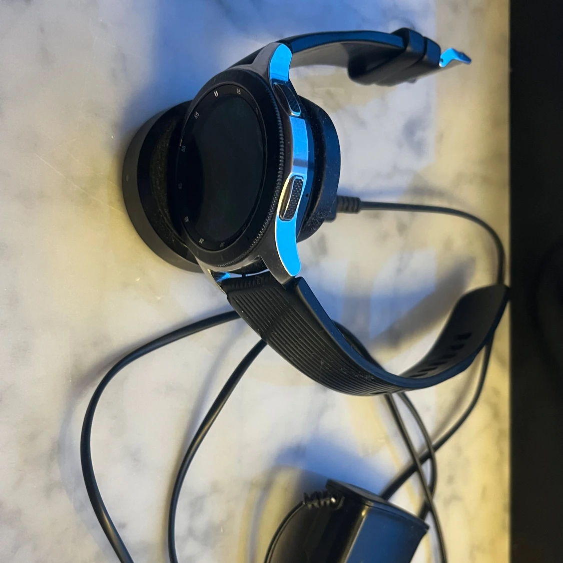 Samsung Galaxy Watch med svart silikonarmband