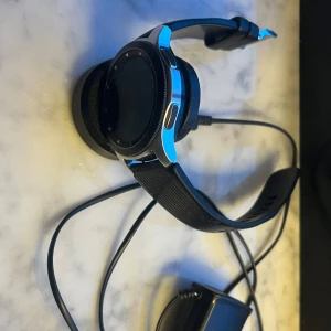 Samsung Galaxy Watch med svart silikonarmband - Säljer en Samsung Galaxy Watch med svart silikonarmband och silverfärgad boett. Klockan har rund urtavla och levereras med laddare. Perfekt för dig som vill ha koll på notiser och hälsa direkt på handleden.