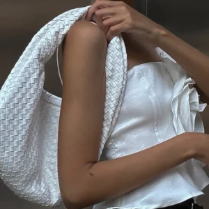 trendig vit flätad väska - snygg väska som rymmer mycket, enkel att styla till outfits!