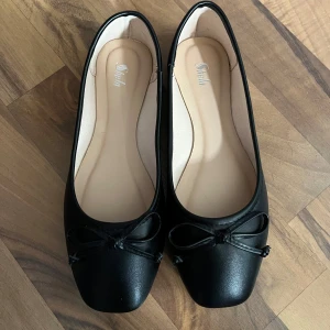 Svarta ballerinaskor med rosett  - Jättefina svarta ballerina skor ifrån SHEIN, storlek 35,5💞 aldrig använda!