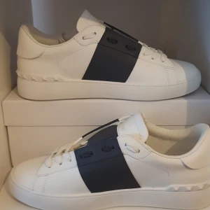 Valentino Garavani Open sneakers vit/svart - Bästa skorna till sommaren. Perfekt sko för att fånga brudarnas blick Nypris:7900 mitt pris:2500