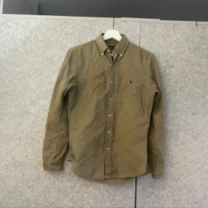 Ralph lauren skjorta | S - Säljer en riktigt fet raffe skjorta i storlek S | perfekt nu inför sommaren | mycket bra skick inga synliga defekter | skriv vid minsta lilla intresse 🫡
