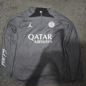 PSG track top - Säljer min PSG track top då den inte passar mig. Skick: 8/10