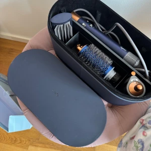 Dyson - Endast använd någon gång och är i mycket bra skick, säljer då den inte kommer till användning. Nypris 6000🩷