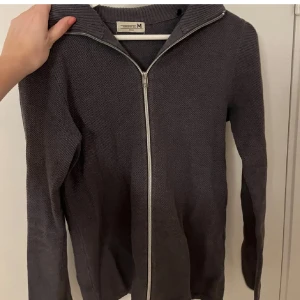 Mörkgrå zip - Skönt material och knappt använd! Sitter bra och väldigt bra skick 