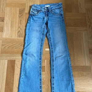 Jeans från Gina - Jeans från Gina ett litet hål som är enkelt att laga lågmidjade bootcout