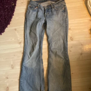 Weekday nova jeans🫶 - Väl använda weekday nova jeans i ljusblå färg. Dom är lågmidjade och är bootcut. Är rättså slitna i skrevet(där av de låga priset),men det går säkert att fixa!💞