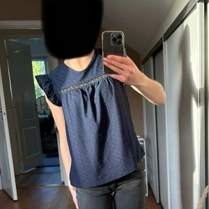Mörkblå blus  - Säljer en mörkblå blus med ihålligt mönster, perfekt till sommaren när det är varmt! Endast använd några gånger.