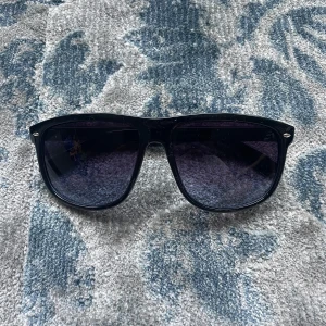 Rayband boyfriend liknande solglasögon  - Säljer nu dessa galet snygga rayband boyfriend likande solglasögon som är perfekta nu till sommaren och dig som vill ha ett par snygga solglasögon men till en billig peng. Det är bara att höra av sig vid minsta fråga:)