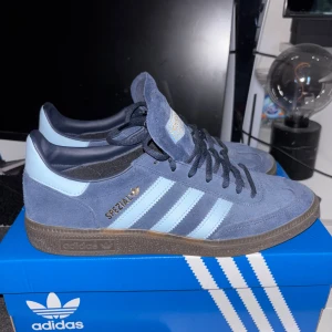 Adidas Spezial blå sneakers - Säljer ett par Adidas Spezial sneakers i blå mocka med ljusblå ränder och detaljer. Skorna har bara blivit andvända 1 gång och är i väldigt bra kvalité. Pris är inte hugget i sten!