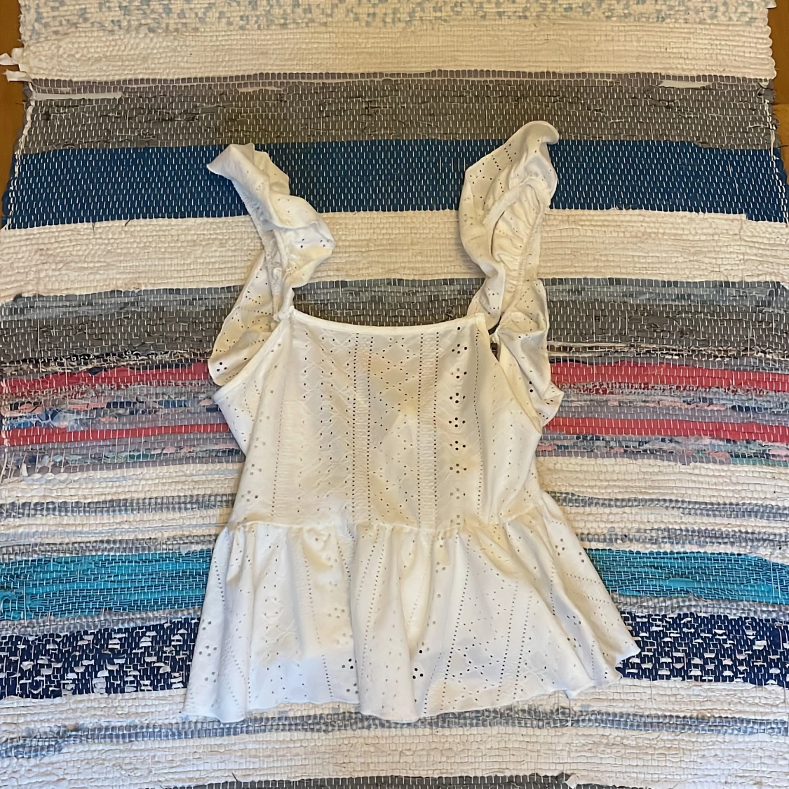 Vit volangtopp med broderade detaljer