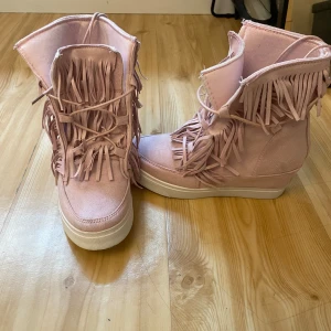 Rosa fransskor - Jätte fina rosa fransskor. Köpt på Vinted och jag vet därför inte vilket märke de är men de är i storlek 38. De är köpt i nytt skick och jag har bara använt dem en gång så skulle säga att de nästan är i nytt skick. De har inga defekter. Skriv gärna vid frågor.