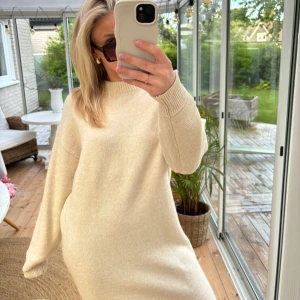 Stickad långklänning - Supersöt beige stickad långklänning från HM🤍 storlek S och endast använd ett fåtal gånger