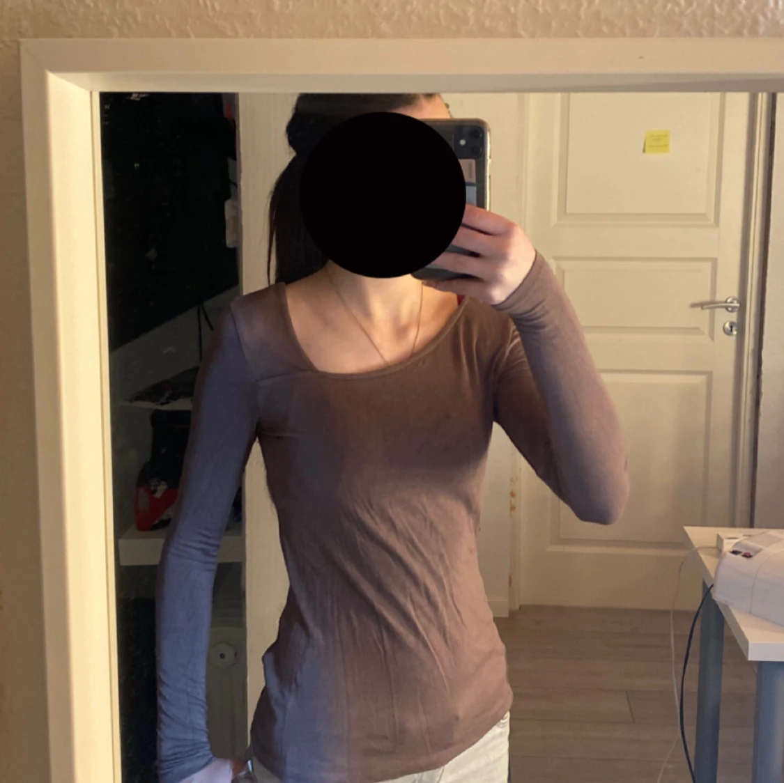 Brun långärmad tröja med asymmetrisk halsringning - 2