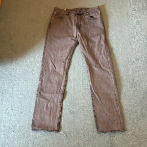 Grå Levi's 501 jeans - Säljer ett par klassiska grå Levi's 501 jeans. Perfekta för dig som gillar tidlös stil och vill ha ett par jeans som funkar till allt. Nypris 1100kr. Skick 10/10 använt endast en gång