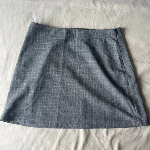 Grå rutig kjol från Forever 21 - Minikjol från Forever 21 med klassiskt rutigt mönster. 