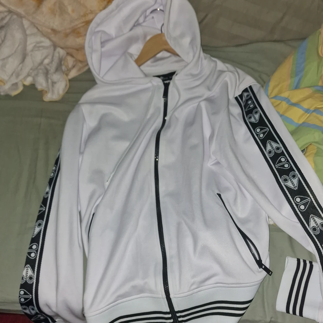 Moose knuckles hoodie med svarta detaljer och mönstrade band - 1